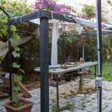 Granito ci mostra il suo laboratorio: un piccolo gazebo che protegge un tavolino...